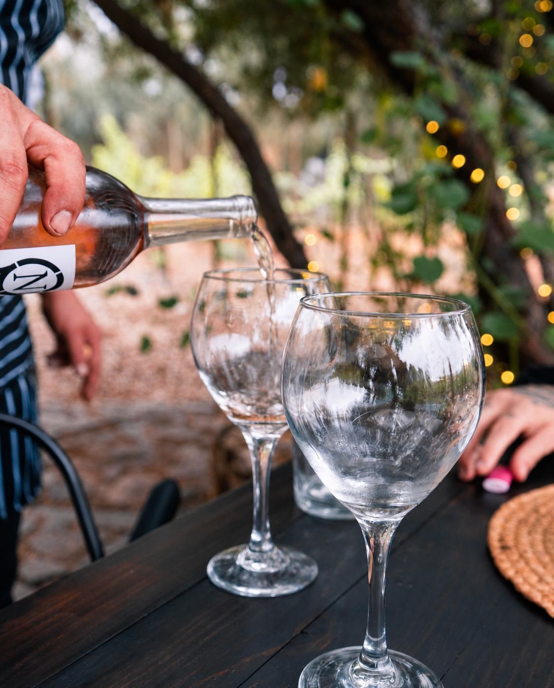 Vino rosado de Nativo siendo servido en una copa