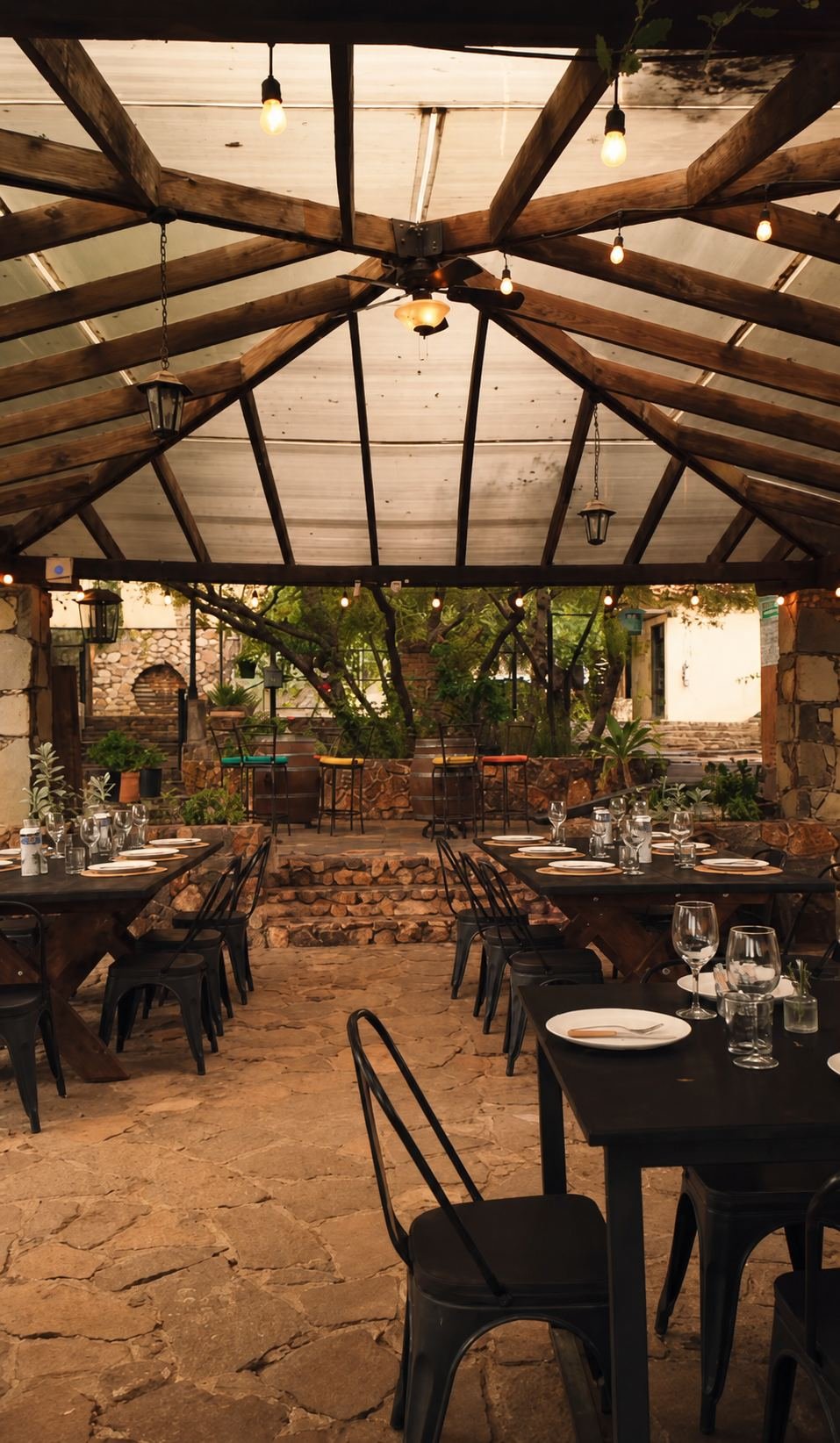 Comedor de piedra y madera