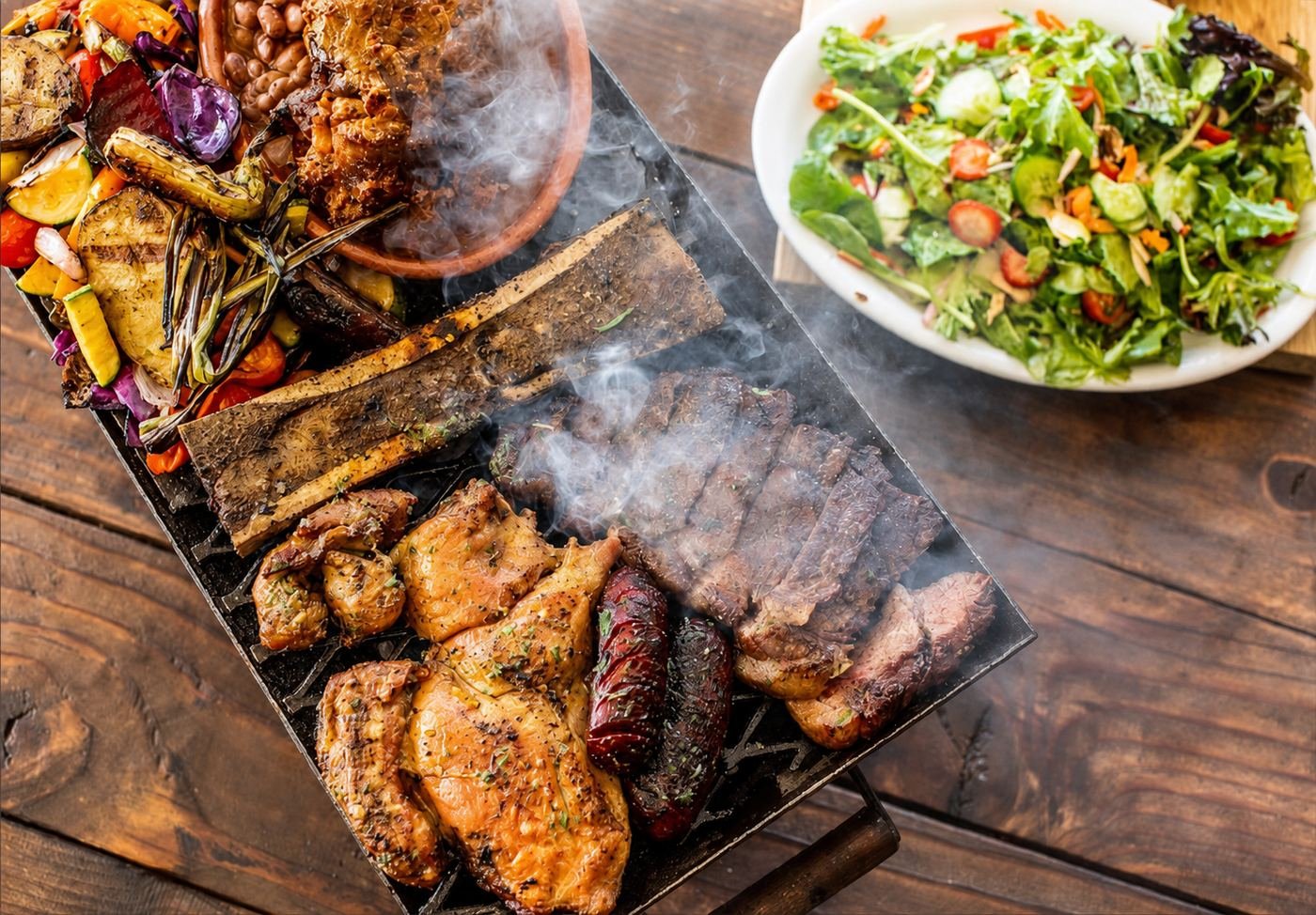 Parrillada humeante con cortes, costillas y vegetales sobre la brasa